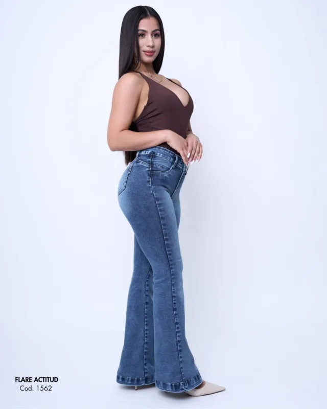 FLARE ACTITUD - Cod 1562

Este modelo combina estilo y comodidad en el equilibrio perfecto ✨

Su calce favorece la silueta, realza las curvas y entrega libertad de movimiento para acompañarte todo el día.

Ideal para quienes buscan verse seguras, modernas y auténticas 💙

Disponible desde la talla 36 hasta 46.

Despacho a todo Chile 🇨🇱

👉 Pídelo ahora y súmale actitud a tu outfit

Somos Unidos Jeans 

#siluetaperfecta #JeansRealceGlúteos #JeansConCalcePerfecto #modamujer